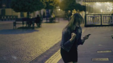 Elinde telefon ile kız