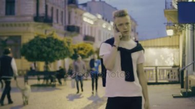 Adam telefonda konuşuyor.