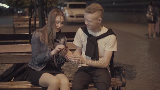 Guy představuje dárek holka — Stock video