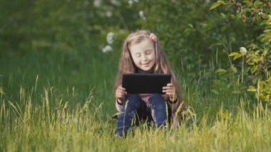 Onun elinde bir tablet ile küçük kız