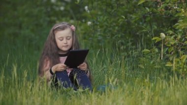 Onun elinde bir tablet ile küçük kız