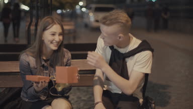 Adam bir hediye kız sunar