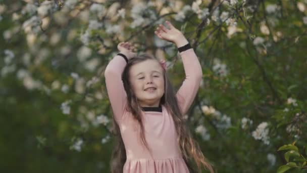 Niño en el jardín de primavera — Vídeo de stock