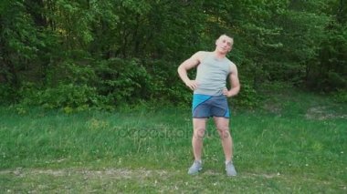 Adam açık havada ısıtır