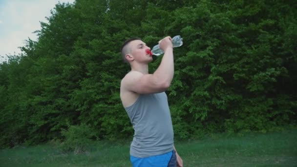 El tipo bebe agua de una botella. — Vídeos de Stock
