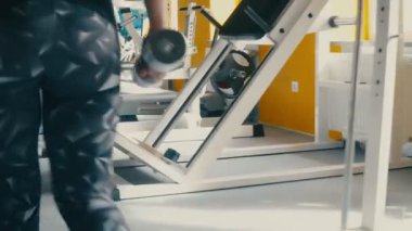 Kızı spor salonunda yürüyor