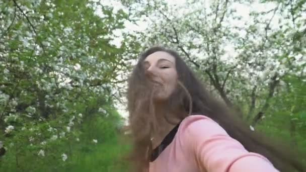 Ritratto di una donna in un giardino fiorito — Video Stock