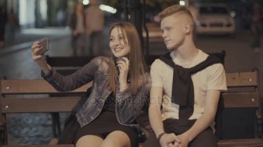 Adam bir kızla selfie yapıyor