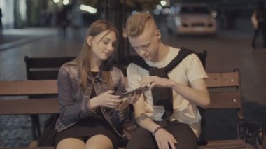 Adam bir kızla selfie yapıyor