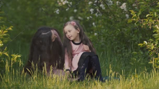 Mãe e filha na natureza — Vídeo de Stock