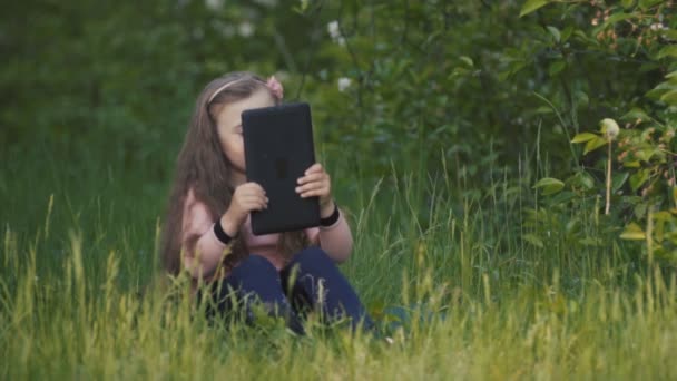 Kleines Mädchen mit Tablette in der Hand — Stockvideo