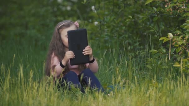 Menina com um tablet nas mãos — Vídeo de Stock