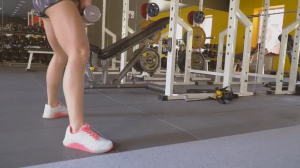 Menina fazendo sit-ups — Vídeo de Stock