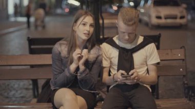 Adam telefon arıyor iken kız konuşuyor