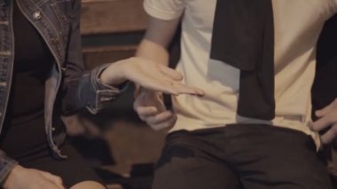 Adam bir hediye kız sunar