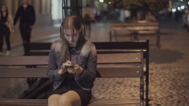 Kız telefona bakıyor — Stok video