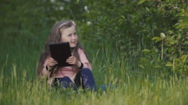 Onun elinde bir tablet ile küçük kız