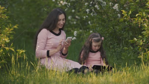 Mãe com bebê e tablet — Vídeo de Stock