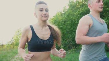 Kız adamla çalışıyor