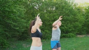 Adam sıcak bir kızla