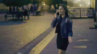 Kız telefonda konuşuyor.