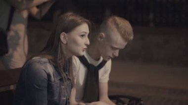 Adam telefon arıyor iken kız konuşuyor