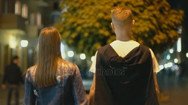 Um tipo com uma rapariga a falar — Vídeo de Stock