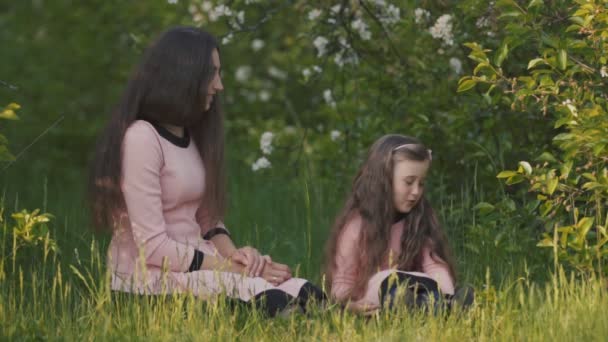 Madre e hija en la naturaleza — Vídeo de stock