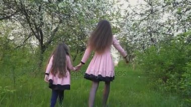 Anne ve kızı dolanıyorsun