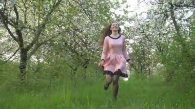 Bir çiçek bahçesinde çalışan kadın