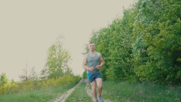 Der Typ rennt in der Nähe des Waldes — Stockvideo