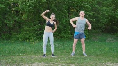 Adam sıcak bir kızla