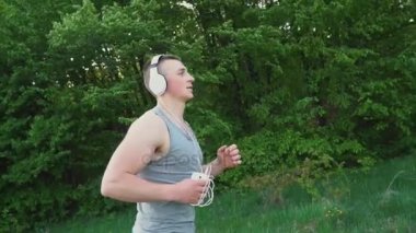 Kulaklık adam geziyor