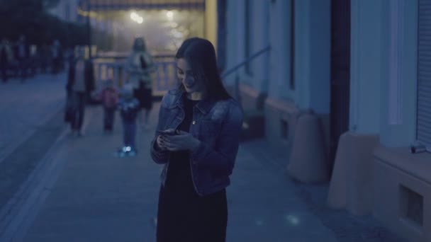 Chica con teléfono en las manos — Vídeos de Stock