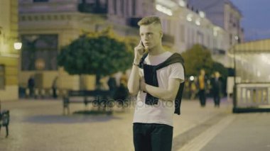 Adam telefonda konuşuyor.