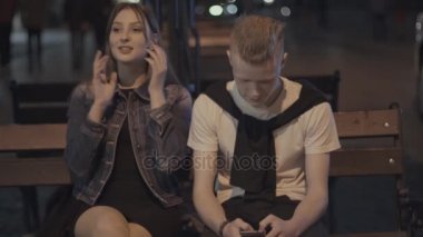 Adam telefon arıyor iken kız konuşuyor