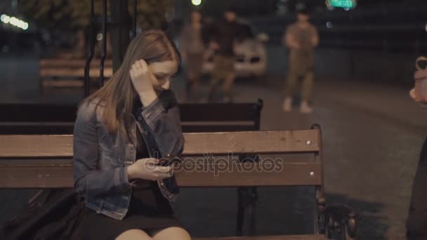 Guy presenta a una chica regalo — Vídeos de Stock