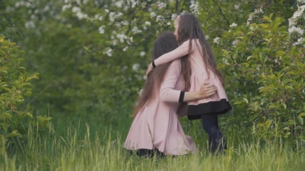 Mamá y su hija hablando — Vídeo de stock