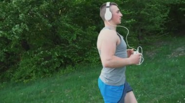 Kulaklık adam geziyor