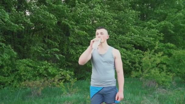 Man drinkt water uit een fles — Stockvideo