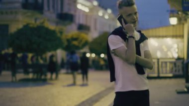 Adam telefonda konuşuyor.