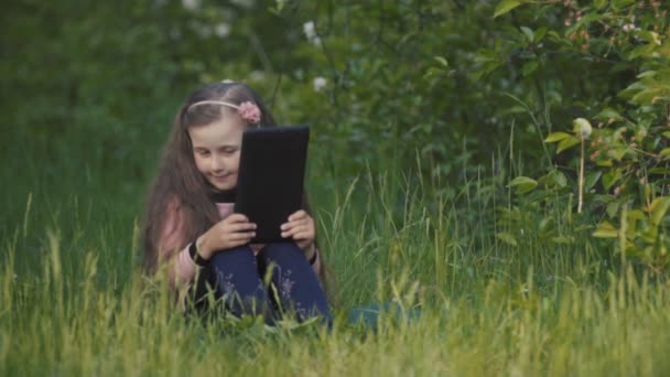 Kleines Mädchen mit Tablette in der Hand — Stockvideo