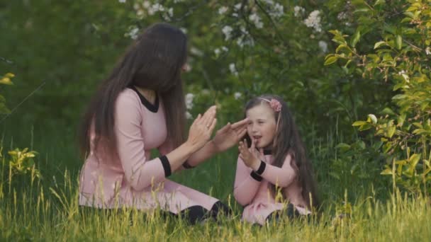 Madre e hija en la naturaleza — Vídeo de stock