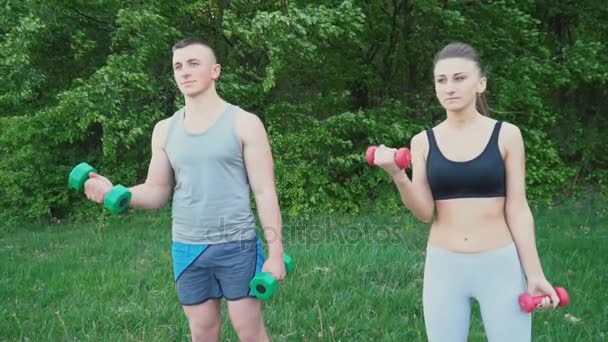 Pasangan berlatih dengan dumbbell — Stok Video