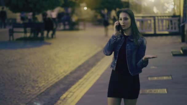 Děvče hovoří podrážděně na telefonu — Stock video