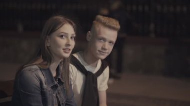 Adam telefon arıyor iken kız konuşuyor