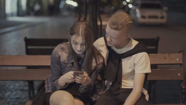 Chico con una chica haciendo selfie — Vídeos de Stock