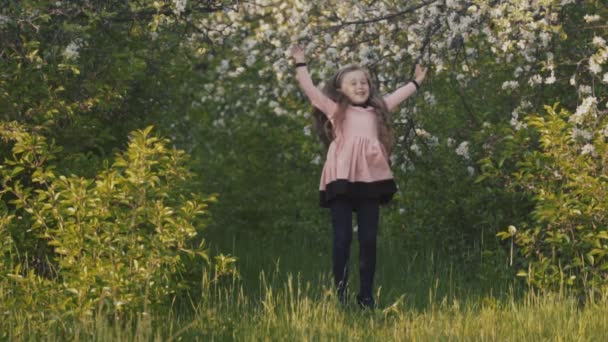 Niño en el jardín de primavera — Vídeo de stock