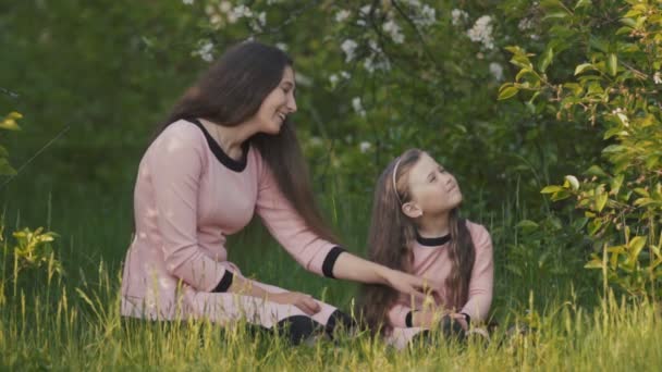 Мати і дочка в природі — стокове відео