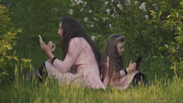 Mamá con hija, tableta y teléfono — Vídeos de Stock